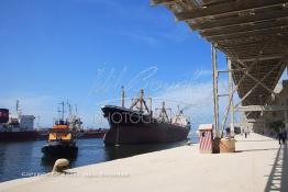 Image du Maroc Professionnelle de  Un remorqueur assiste à l'accostage d'un bateau sur les quai du Groupe OCP (L'Office chérifien des phosphates) au port de Casablanca. Le Groupe OCP est une Société anonyme fondée en 1920 et domiciliée au Maroc. Groupe OCP est le leader mondial des exportations des phosphates et produits dérivés, Lundi 24 Septembre 2007. (Photo / Abdeljalil Bounhar) 